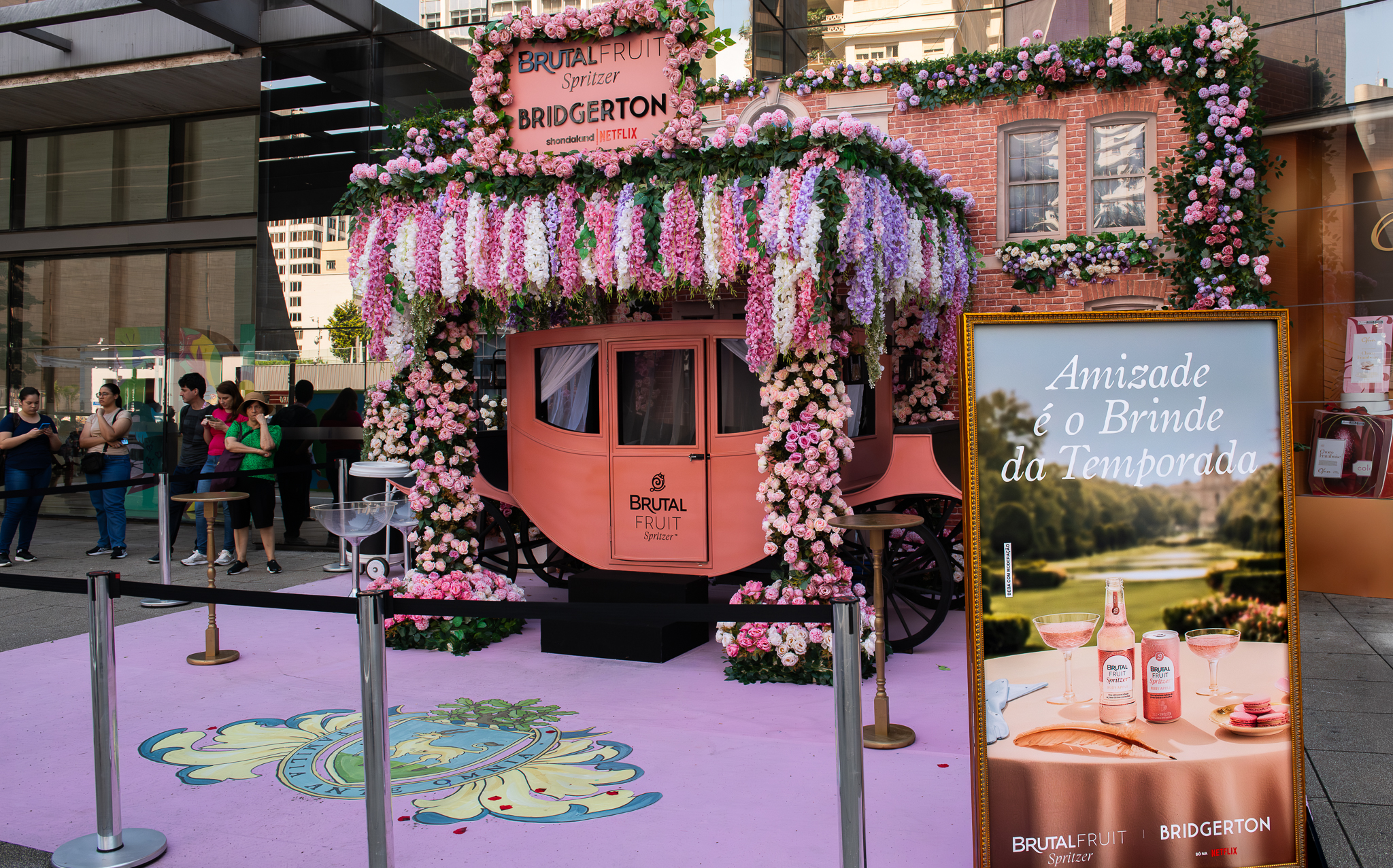 Ativação Brutal Fruit Spritzer e Bridgerton Netflix na Avenida Paulista com carruagem decorada com flores e tapete rosa.