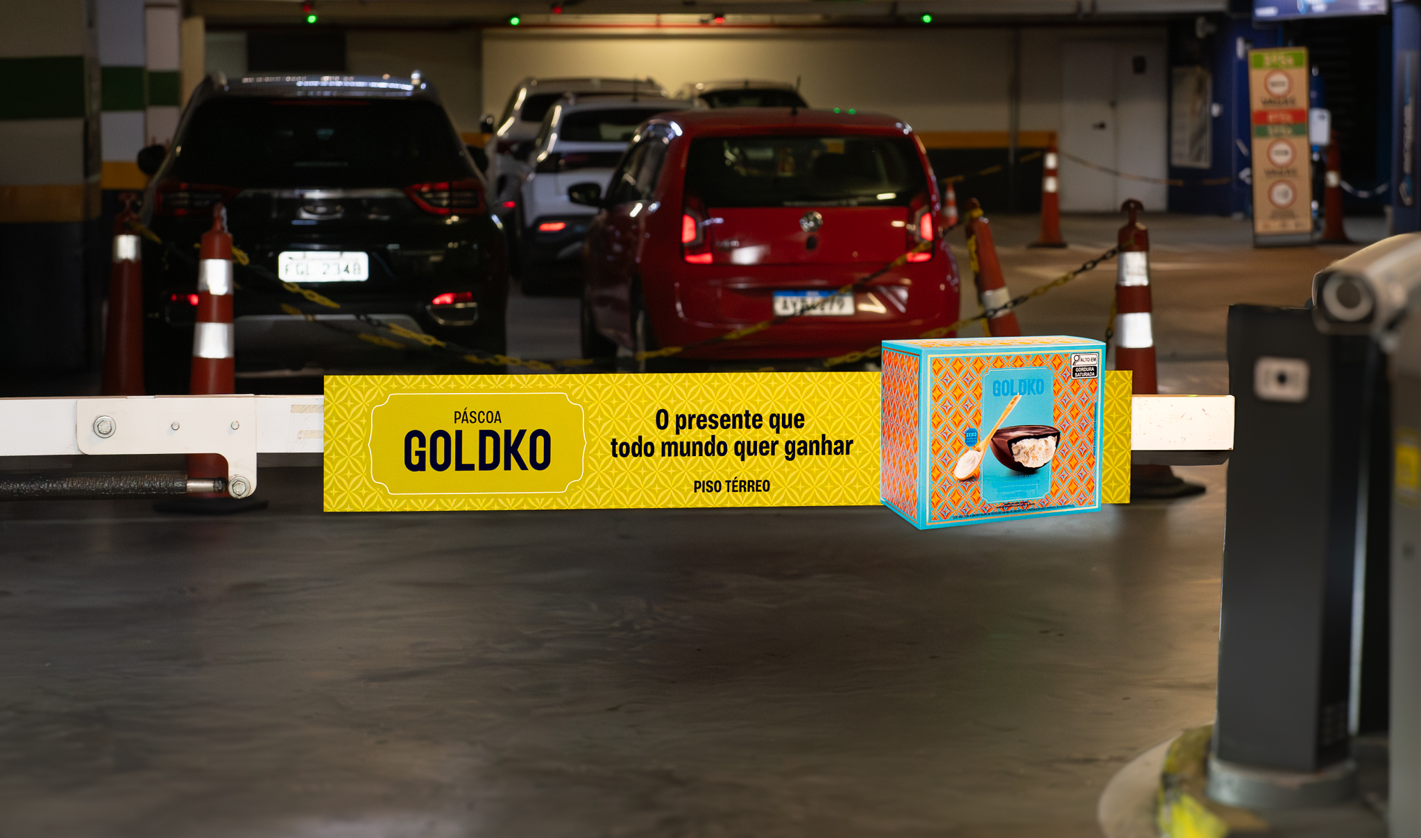 Mídia OOH em cancela de estacionamento de shopping center com anúncio Páscoa Goldko em São Paulo