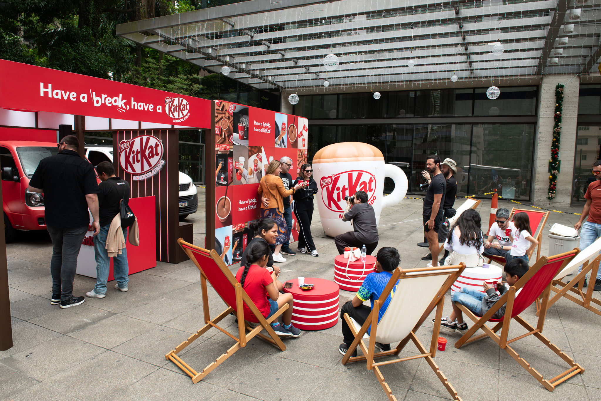 Ativação de marca Kit Kat com sampling e área de descanso na Avenida Paulista, São Paulo
