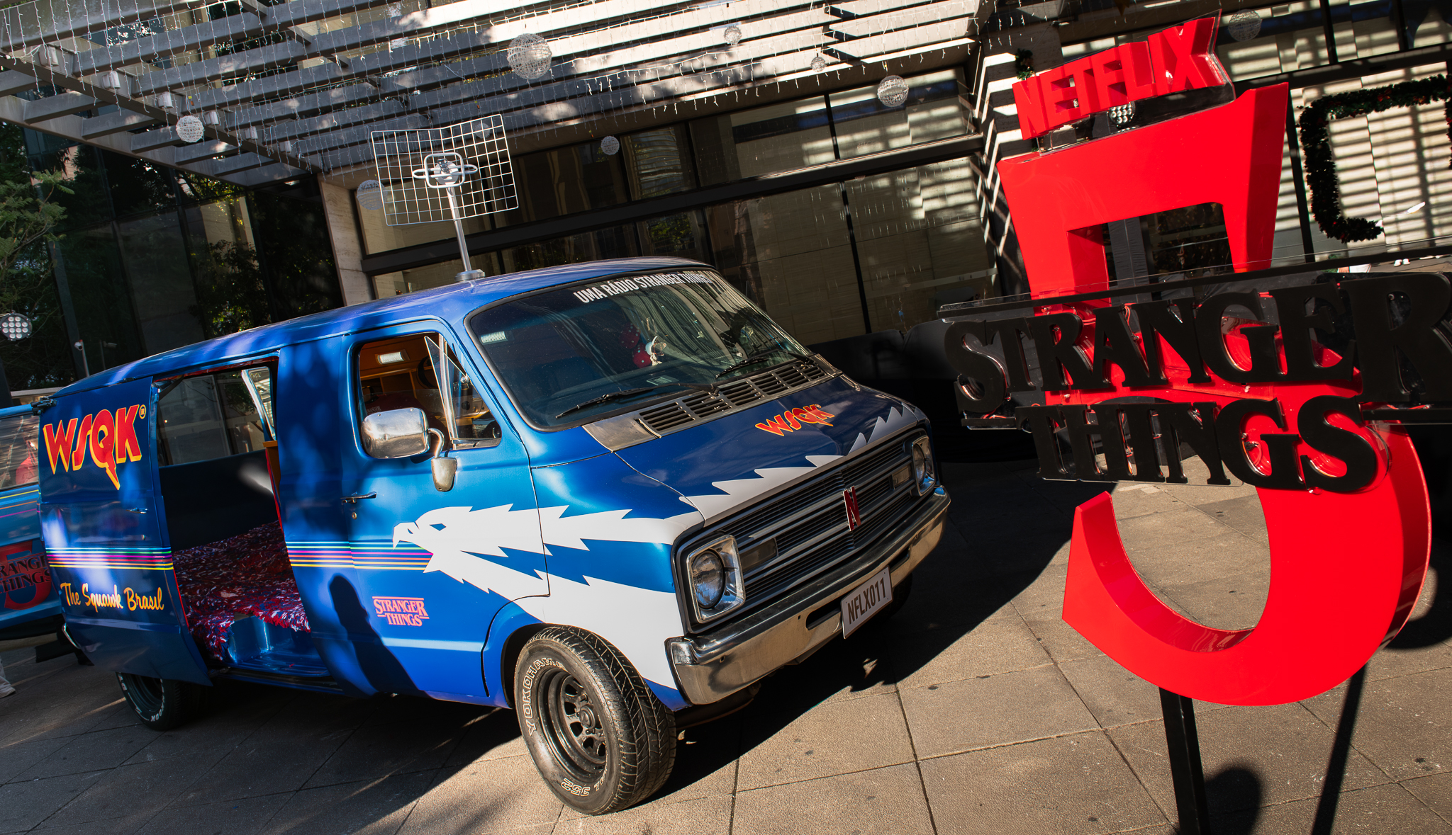 Van temática de Stranger Things estacionada em ativação da Netflix na Avenida Paulista, São Paulo